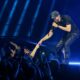 Enrique Iglesias canta y convive con sus fanáticas
