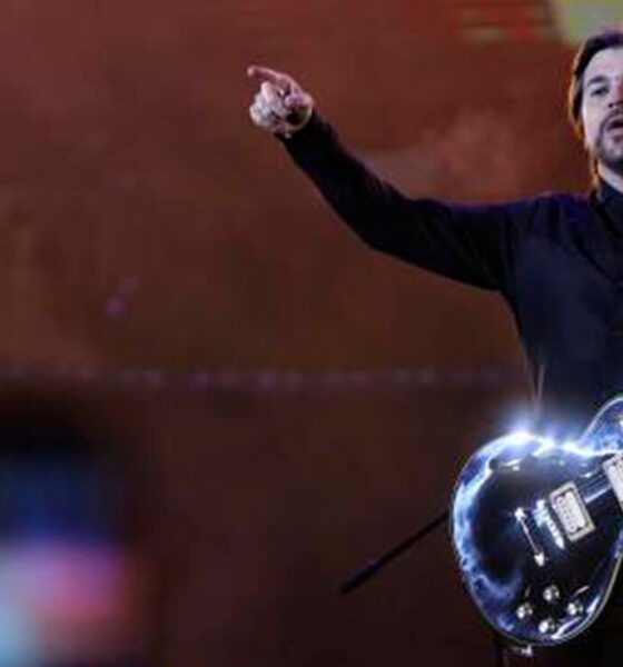 Juanes invita a un fanático al escenario